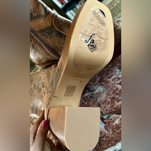 FREE PEOPLE 'RUBY SHINE' SNAKE PRINTEDLEATHER BOOTS 39.5 (9.5) - Picture 6 of 9